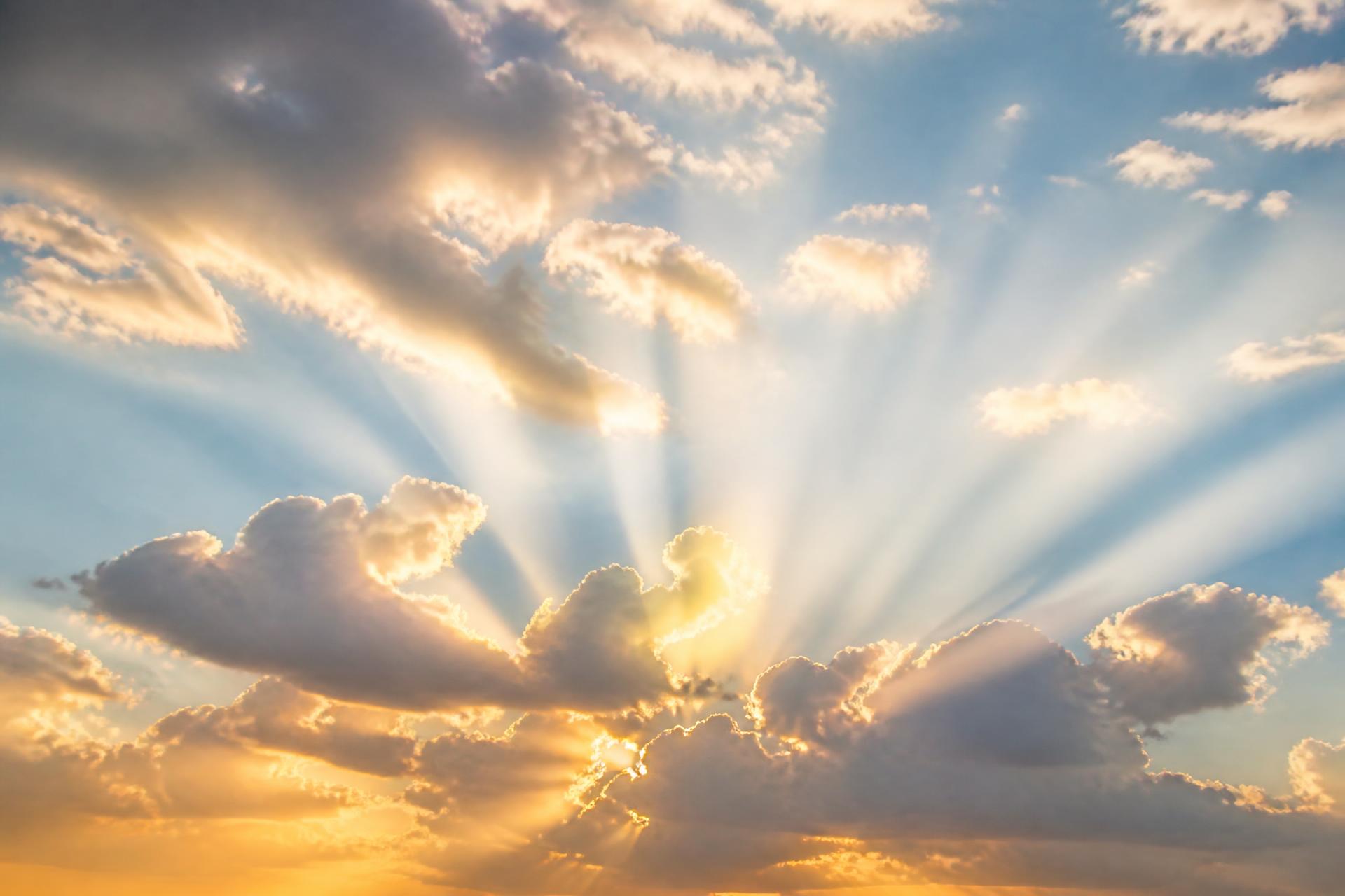Luz del sol atravesando las nubes